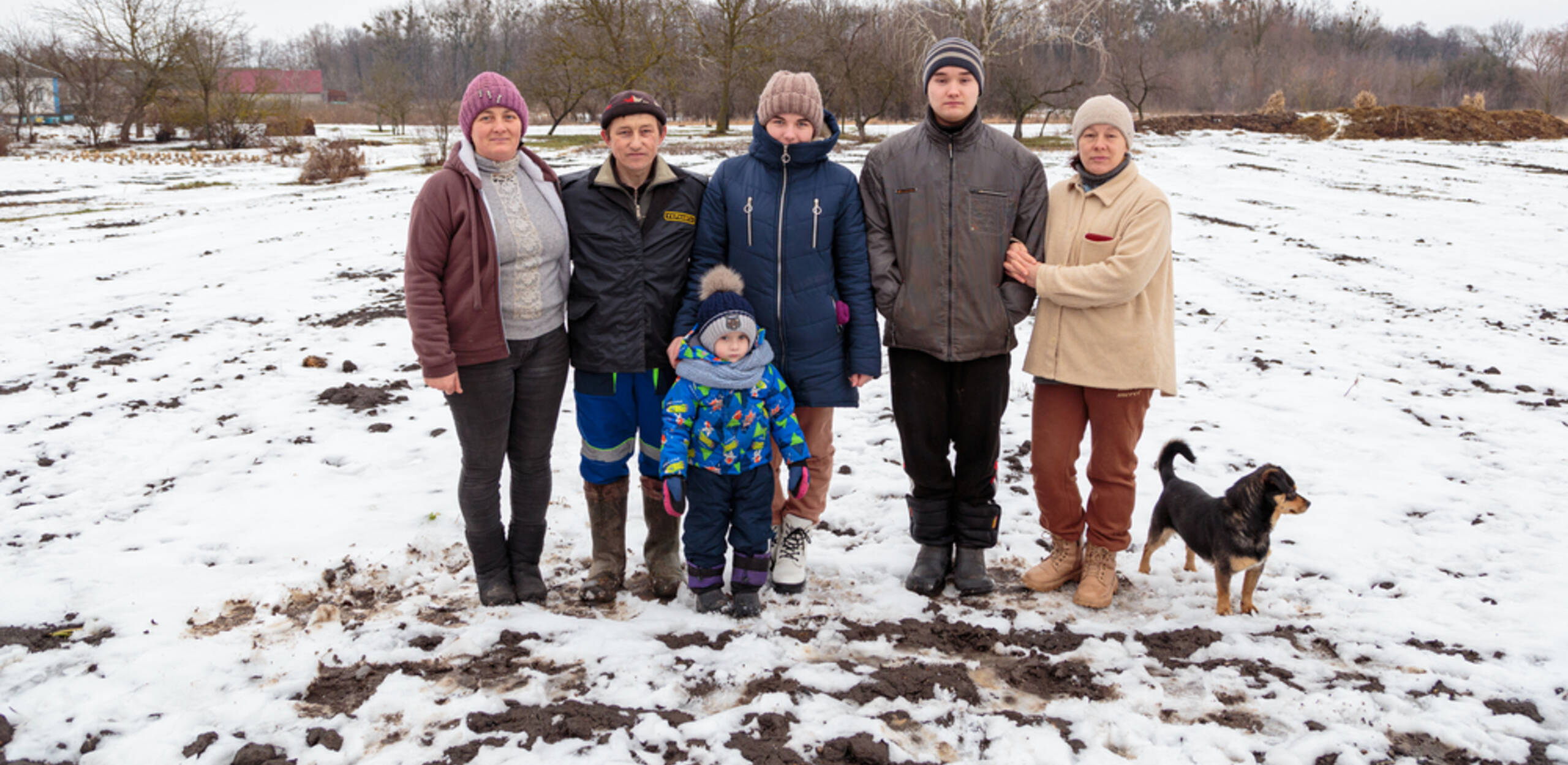 Olena (1st from r.) and her family fled from the Ukrainian war zone. Caritas helped them start a new life.