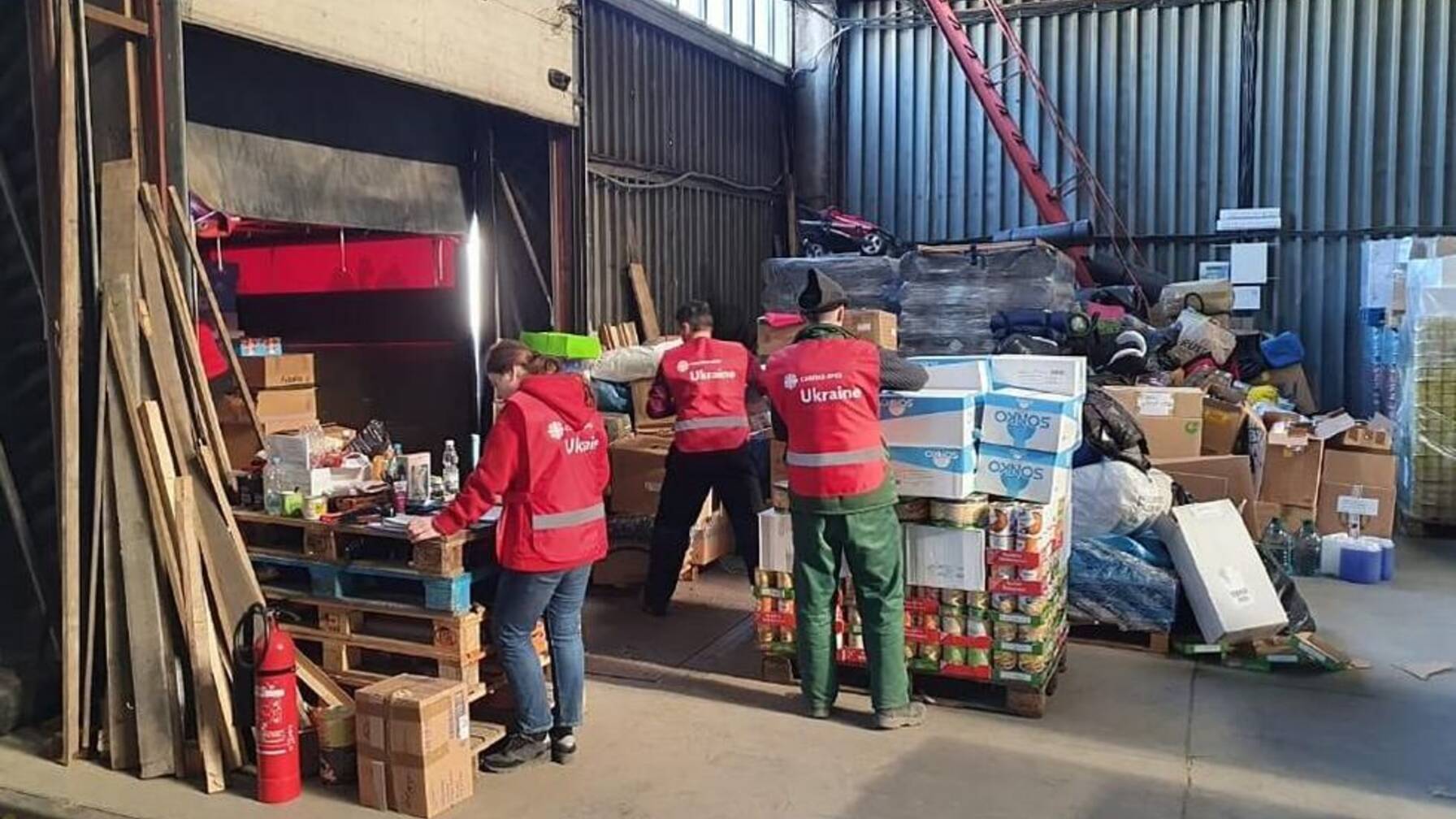 In Caritas-Warenlagern in der Ukraine werden die Hilfsgüter in die Regionen gefahren,…