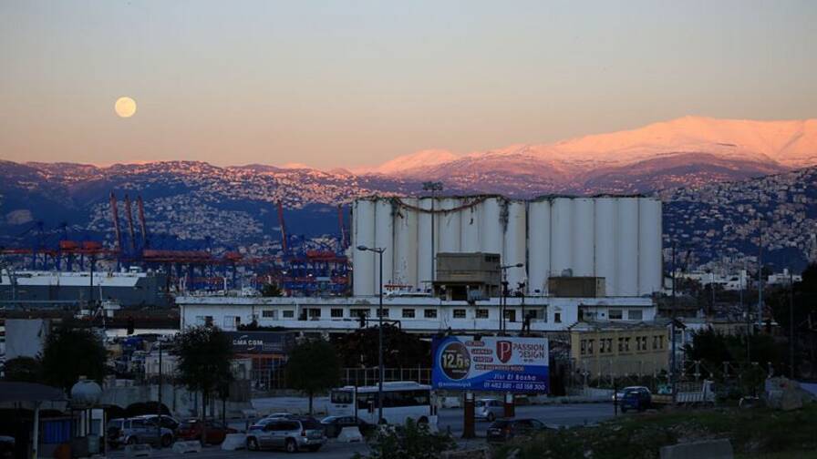 Blick heute über den Beiruter Hafen in Richtung Libanongebirge. Was bringt die Zukunft für die Bewohnerinnen und Bewohner des Landes?