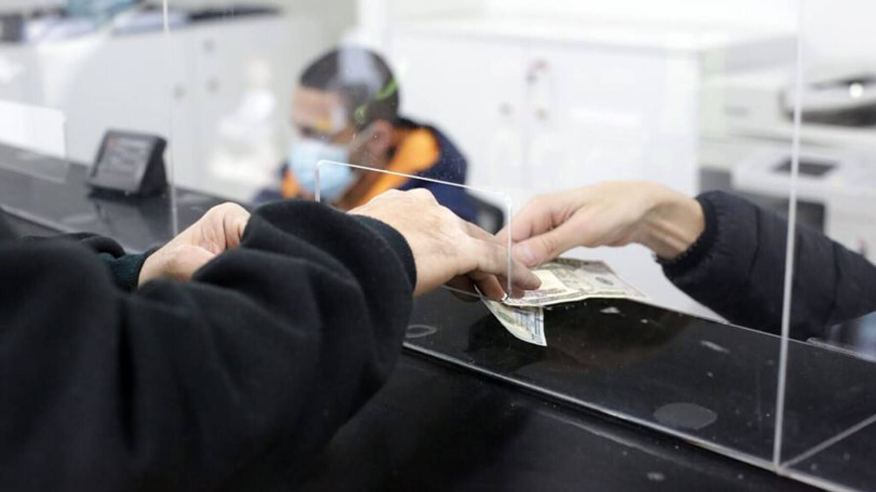 Die Bargeldhilfe der Caritas kann Youssef in der starken Währung, dem Dollar, bei einem Finanzdienstleister direkt beziehen.