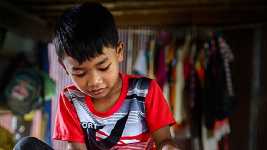 Force de vie: Sao Bat (9 ans) joue et étudie tous les matins au centre de Poipet (Cambodge), ce qui lui permettra de s’intégrer ensuite dans une école publique. 
