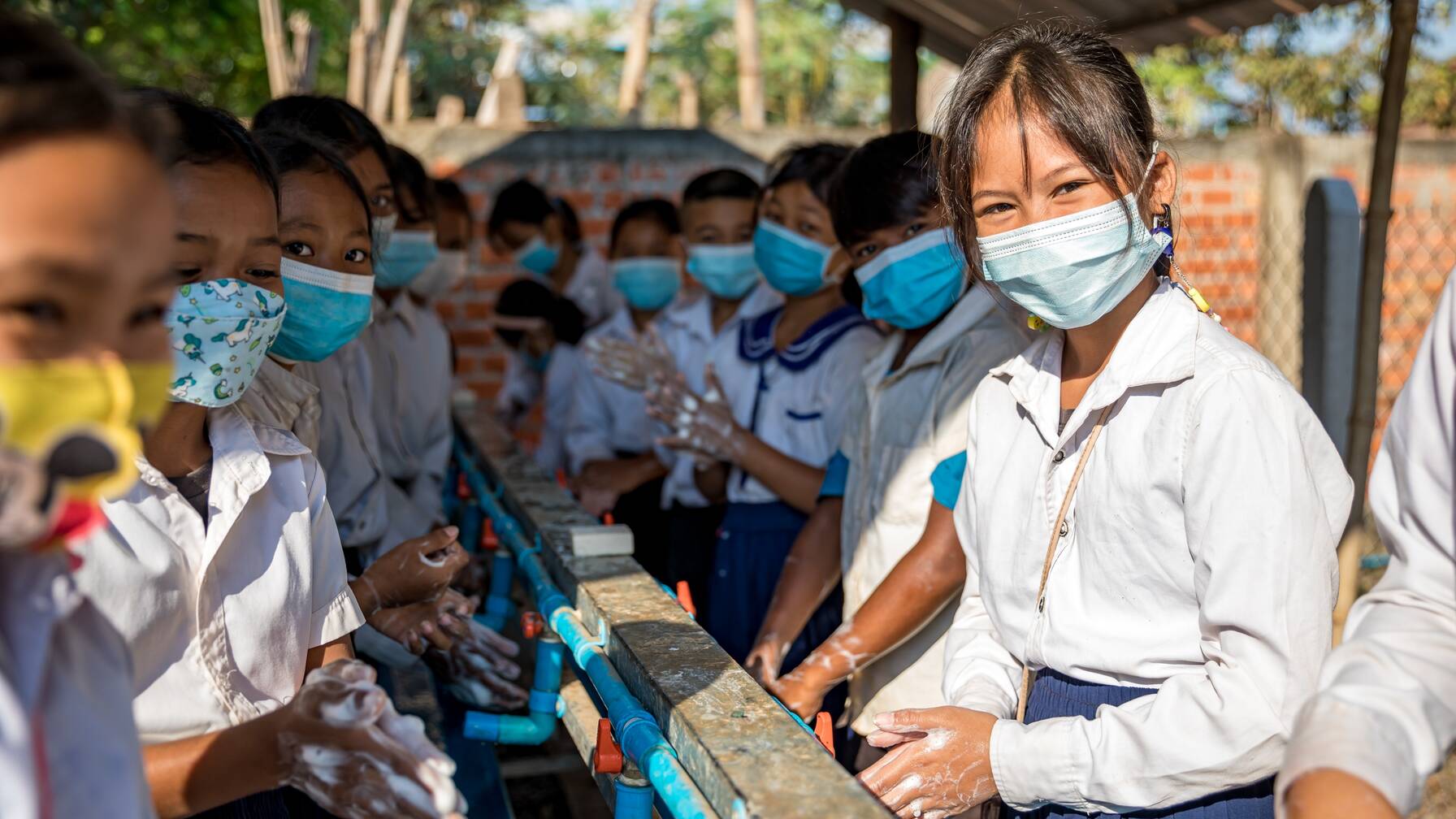 Les élèves cambodgiens se lavent soigneusement les mains.