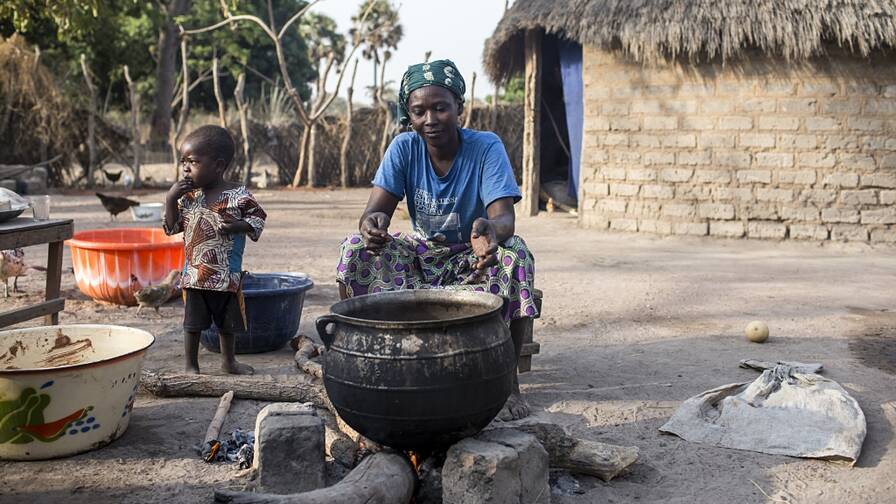 Un monde sans faim: Rosalie Ounyaï, 28 ans, au Tchad, obtient plus de revenus grâce à des méthodes de culture adaptées et à des possibilités de stockage communautaire. Elle peut ainsi envoyer ses enfants à l’école. 