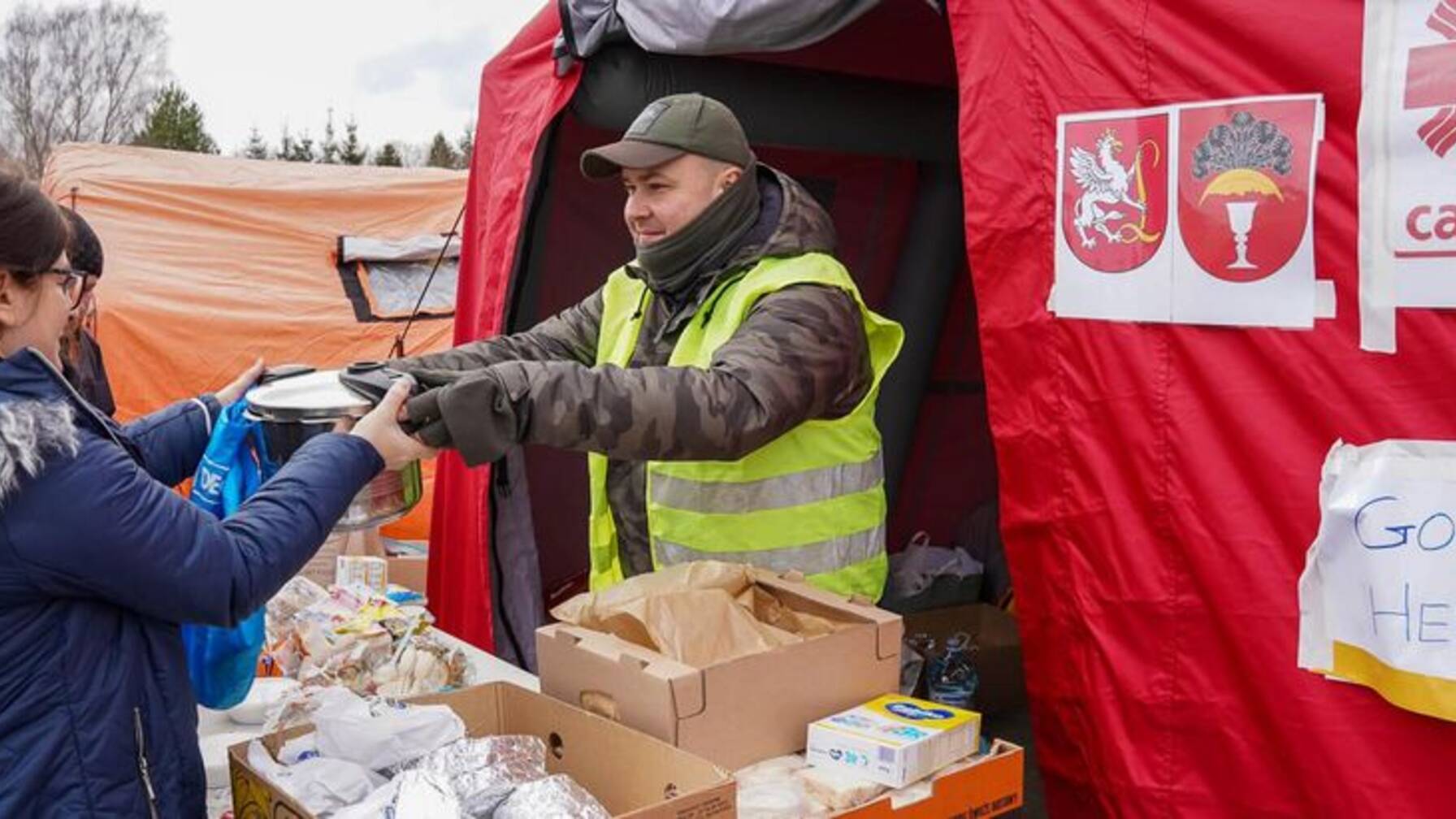 At the border in Budomierz, southeastern Poland. Local Caritas works closely with volunteers and border authorities. 26.2.2022.