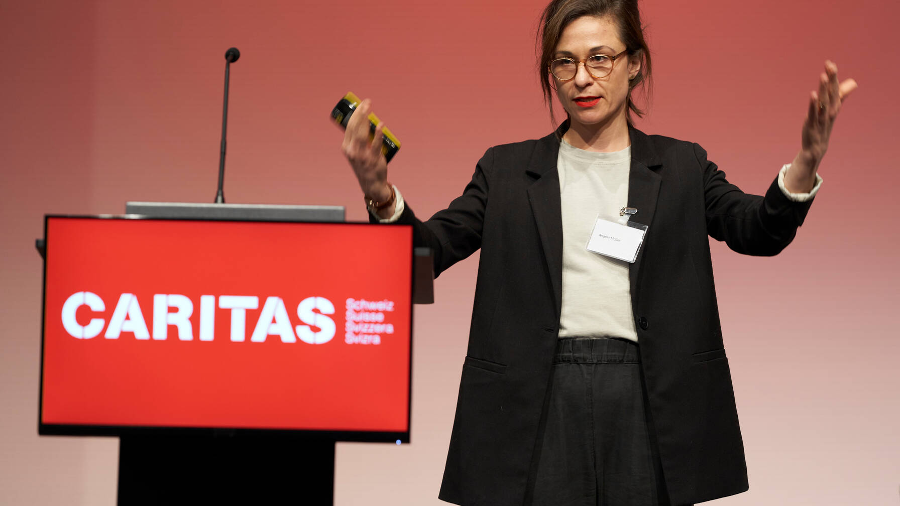 Angela Müller (AlgorithmWatch Schweiz) a mis en lumière les inégalités et les discriminations possibles lors de l'utilisation d'algorithmes par les autorités.