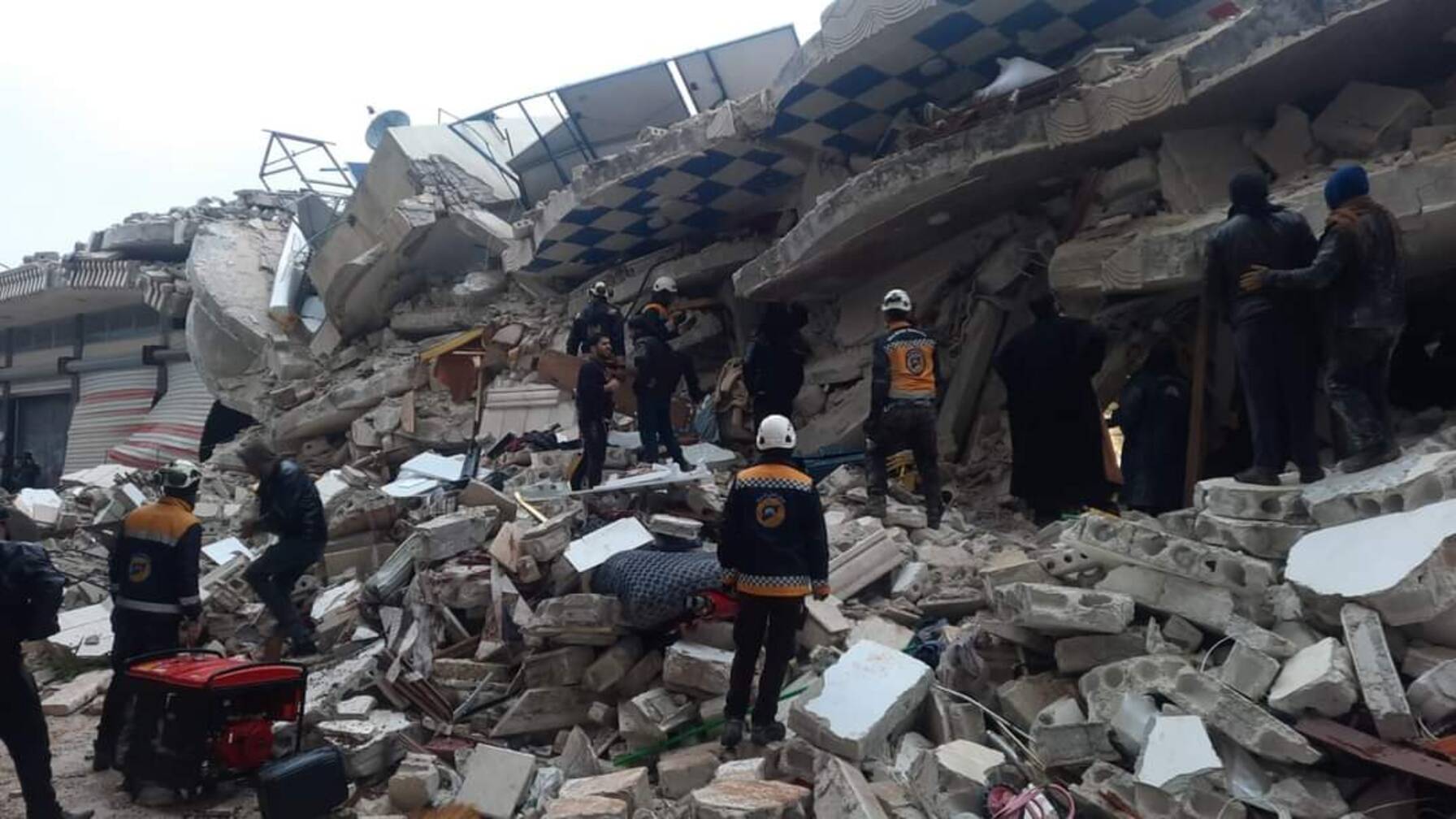 Das Erdbeben in der Grenzregion zwischen Syrien und der Türkei hat eine Spur der Verwüstung hinterlassen. 