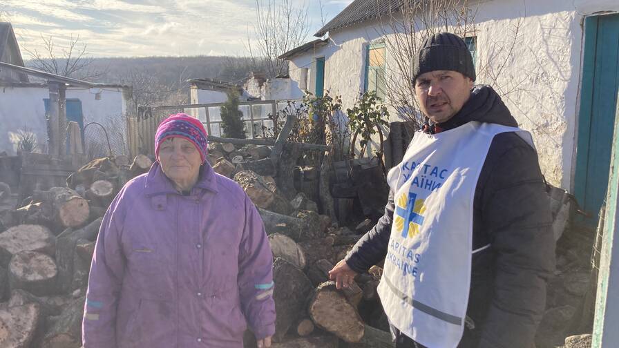Depuis octobre, Caritas livre du matériel de chauffage en Ukraine et aide les gens à réparer leurs maisons endommagées.