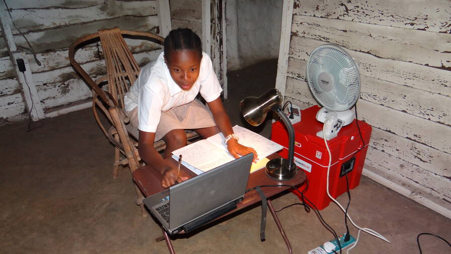 Cette jeune fille en Tanzanie peut étudier parce qu’elle a accès à l’électricité.