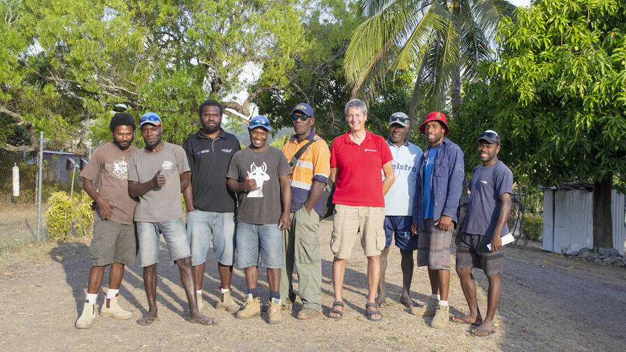 Alessandro Medici, directeur technique et cofondateur de Power-Blox, lors d’une visite de projet au Vanuatu.