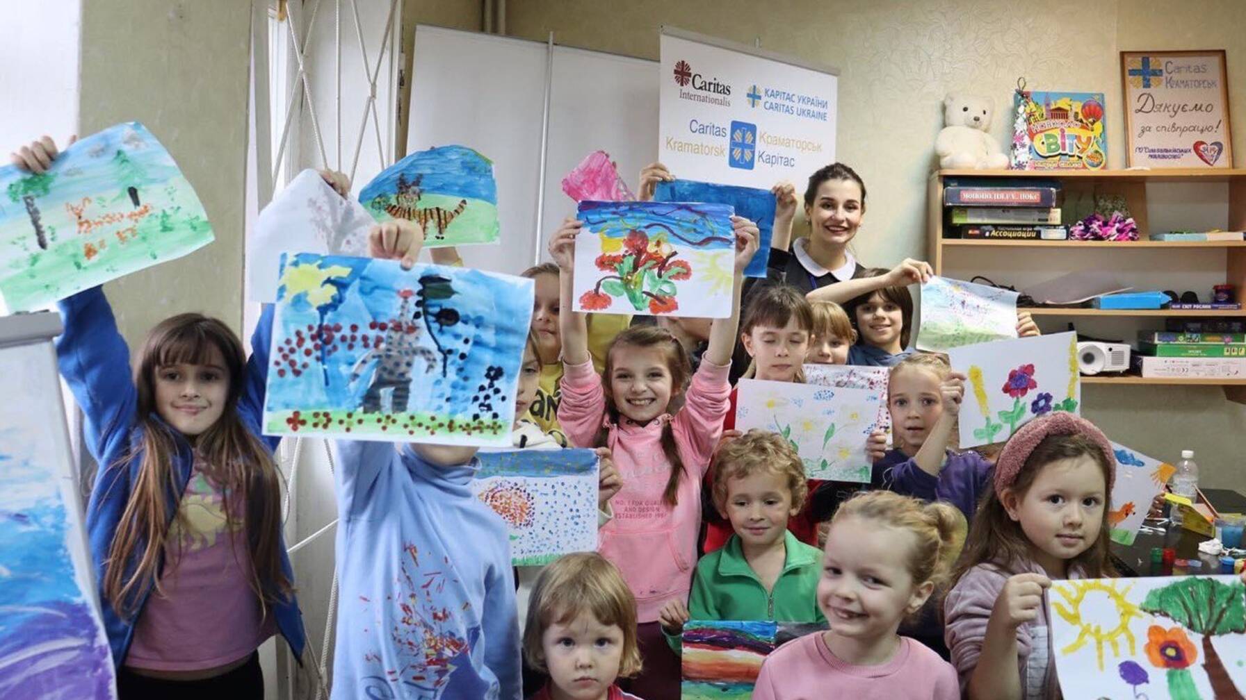 I bambini nei centri per rifugiati vengono intrattenuti e distratti dalle collaboratrici e dai collaboratori di Caritas in Ucraina e possono essere bambini per qualche ora, nonostante tutto.