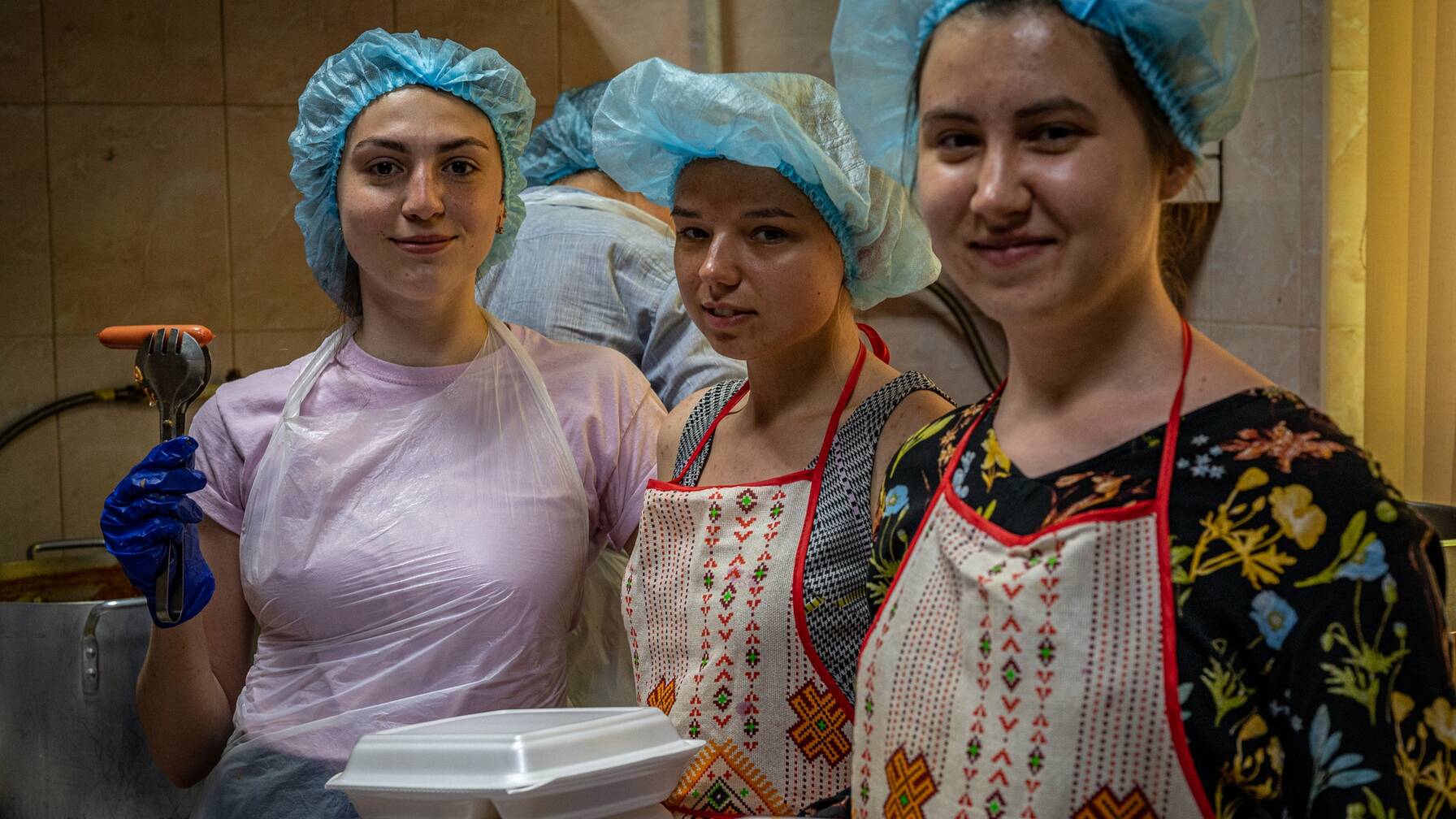 Des milliers de bénévoles, dont beaucoup ont eux-mêmes pris la fuite, se mobilisent quotidiennement aux côtés de Caritas en Ukraine et dans les pays voisins. Par exemple en servant des repas chauds.