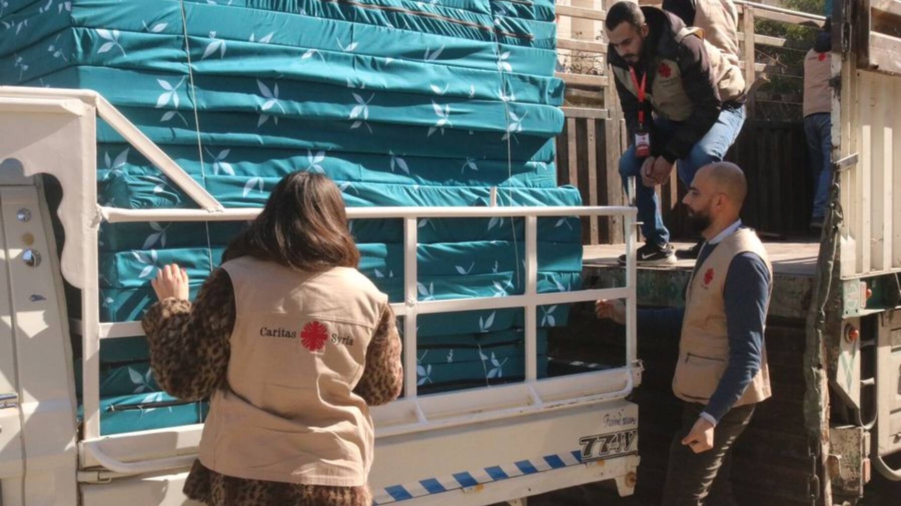 Il personale della Caritas trasporta i materassi nell'area di crisi. 