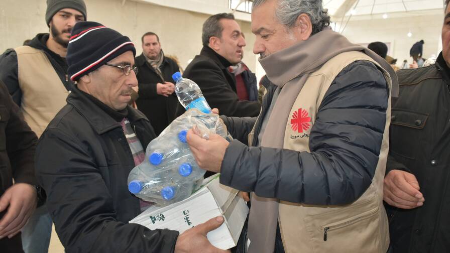 Caritas Syrien verteilt Nahrungsmittel und Trinkwasser.