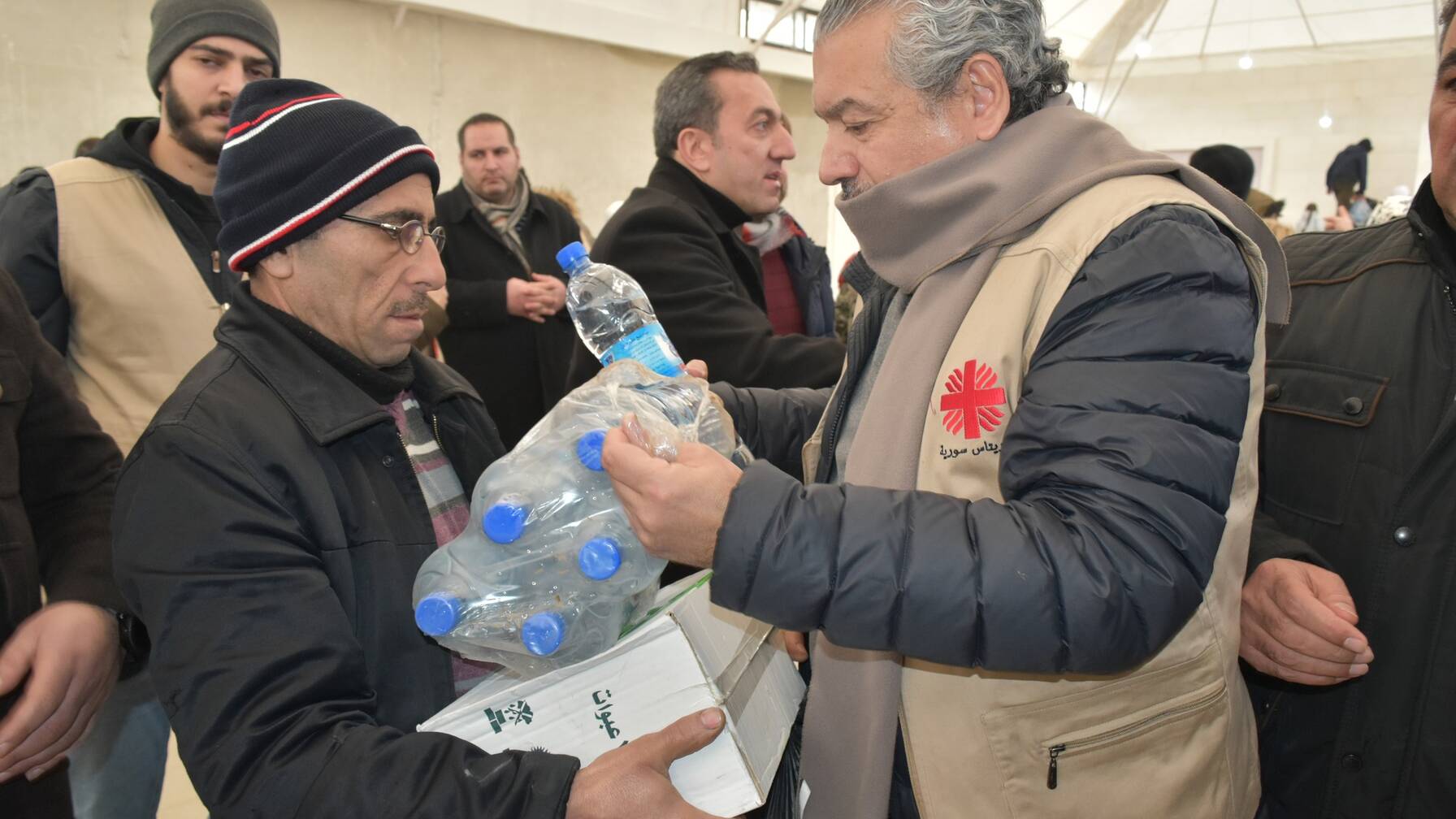 Caritas Syrie distribue de la nourriture et de l’eau potable aux personnes dans le besoin.