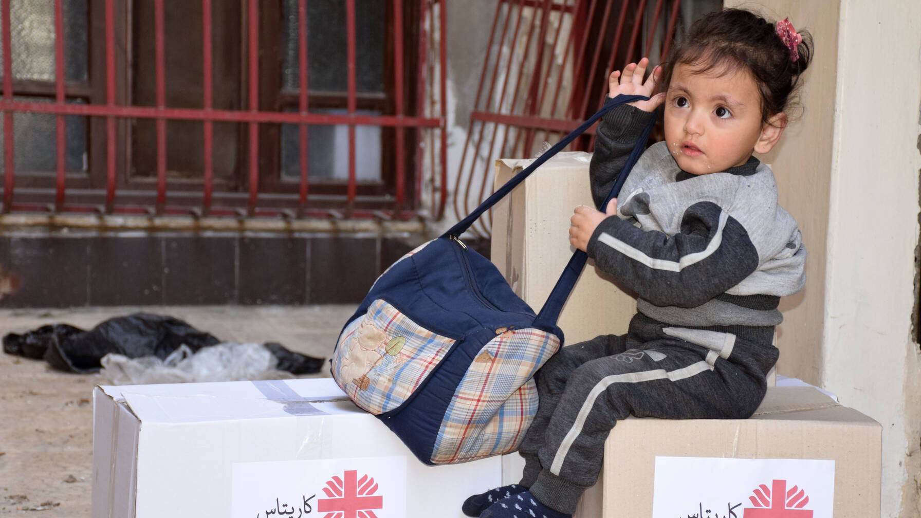 Les plus petits ne sont pas oubliés. On leur fournit de la nourriture pour bébé et des couches. 