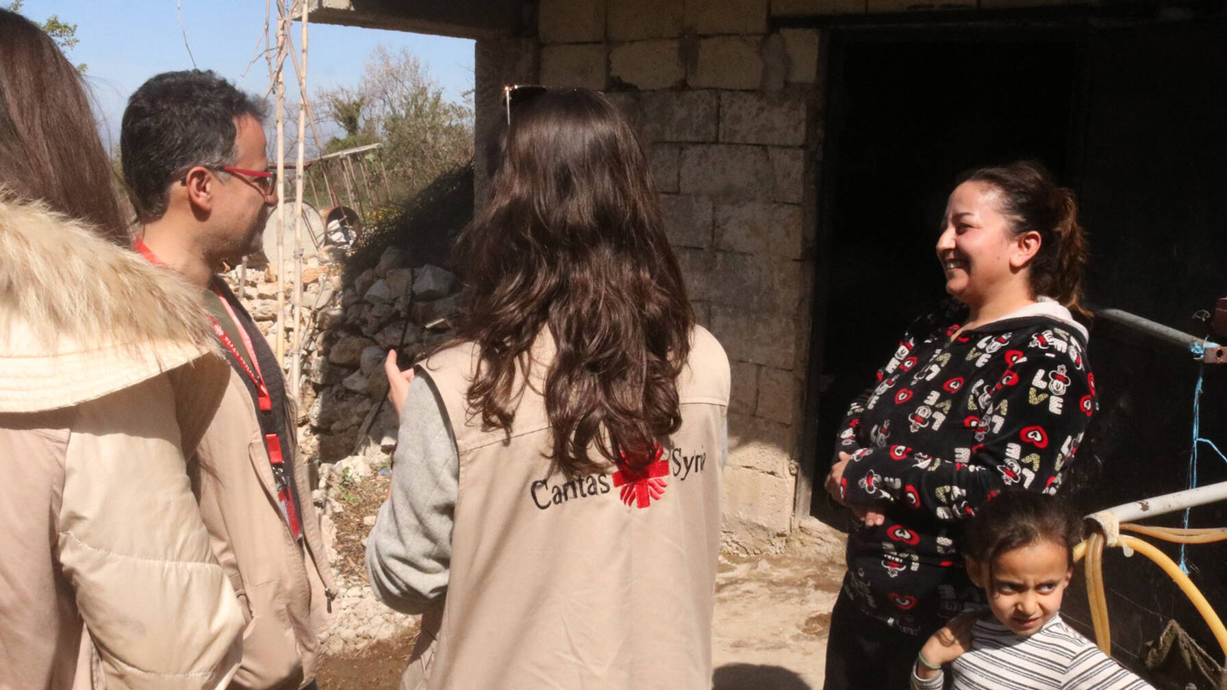 Des collaborateurs de Caritas Syrie rendent visite aux gens chez eux et les aident à réparer leurs maisons. 