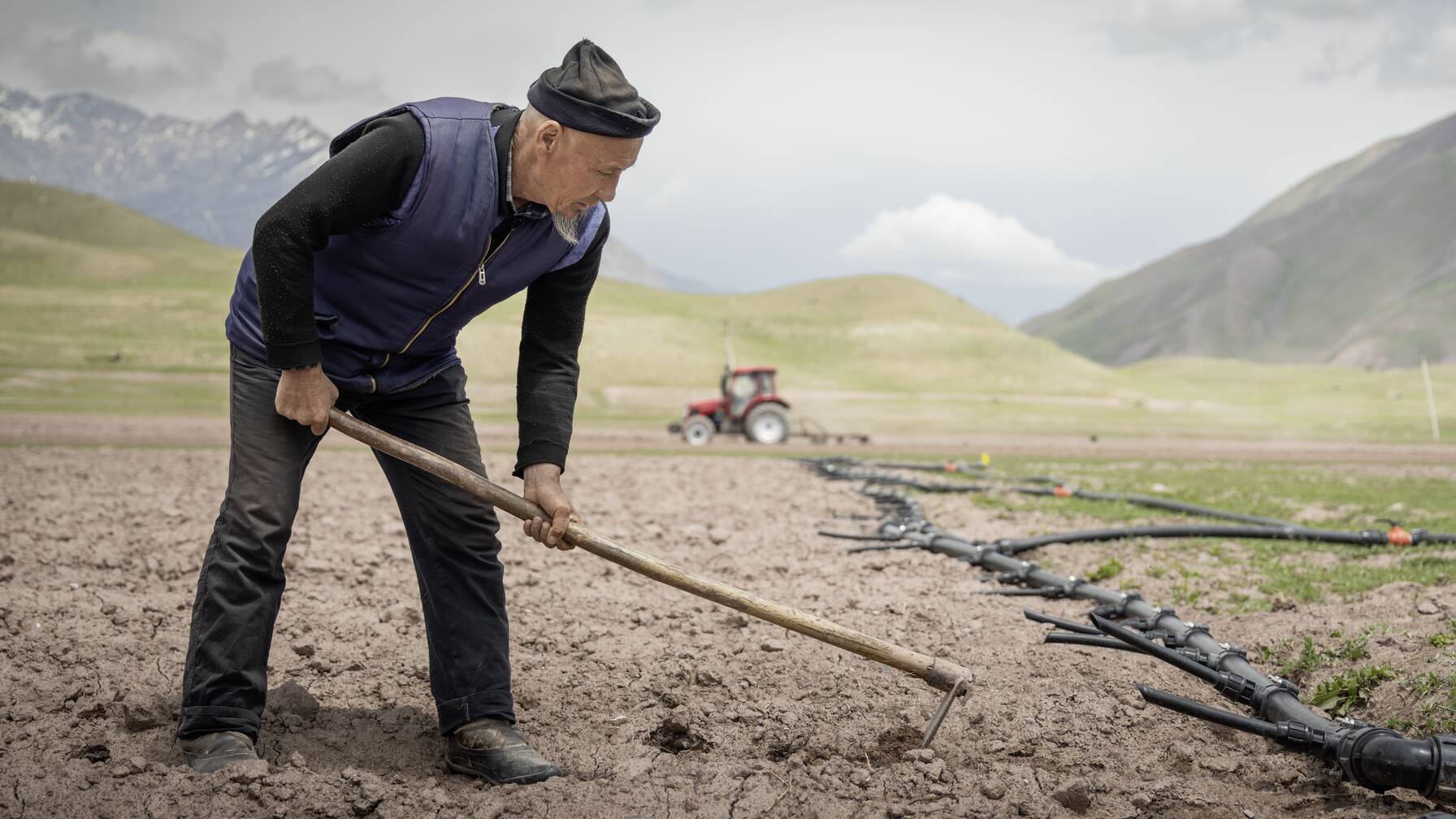 Shokirjon Shamirov works on the test fields of Caritas Switzerland in Tajikistan and gains valuable agricultural knowledge.