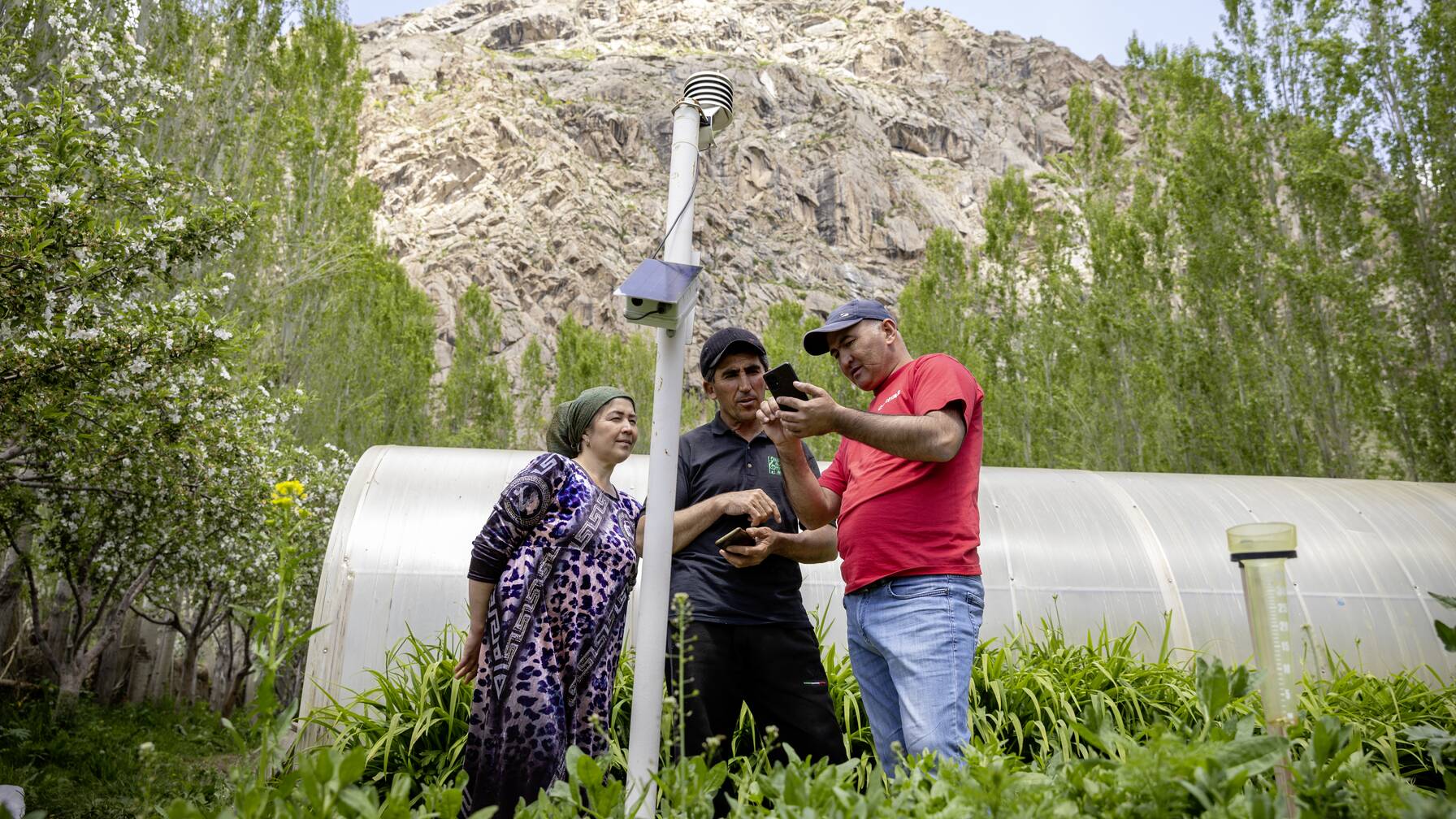 Travailler avec le climat plutôt que contre lui: telle est la devise de nos projets au Tadjikistan. Des stations météorologiques, dont certaines sont installées dans les jardins des familles de paysans, fournissent de précieuses données à la population.