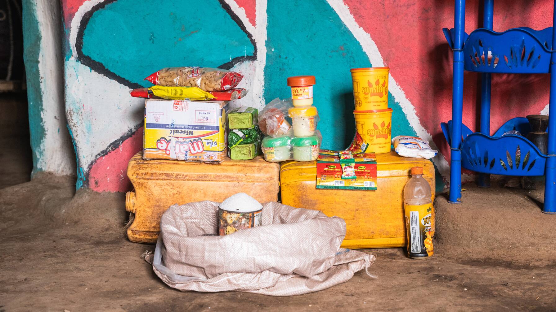 In ihrem Kiosk verkaufen sie Zucker, Suppe, Nudeln und andere Waren. Da ihr Dorf sehr weit von Läden und der Hauptstrasse entfernt liegt, ist es für die Dorfbewohner sonst schwierig, solche Produkte zu kaufen. Der kleine Kiosk wird daher von der Gemeinde sehr geschätzt.
