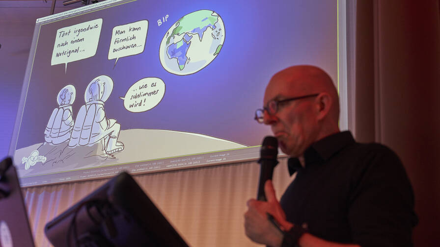 Le caricaturiste Jonas Raeber était en direct, et dans son élément au Forum Caritas.