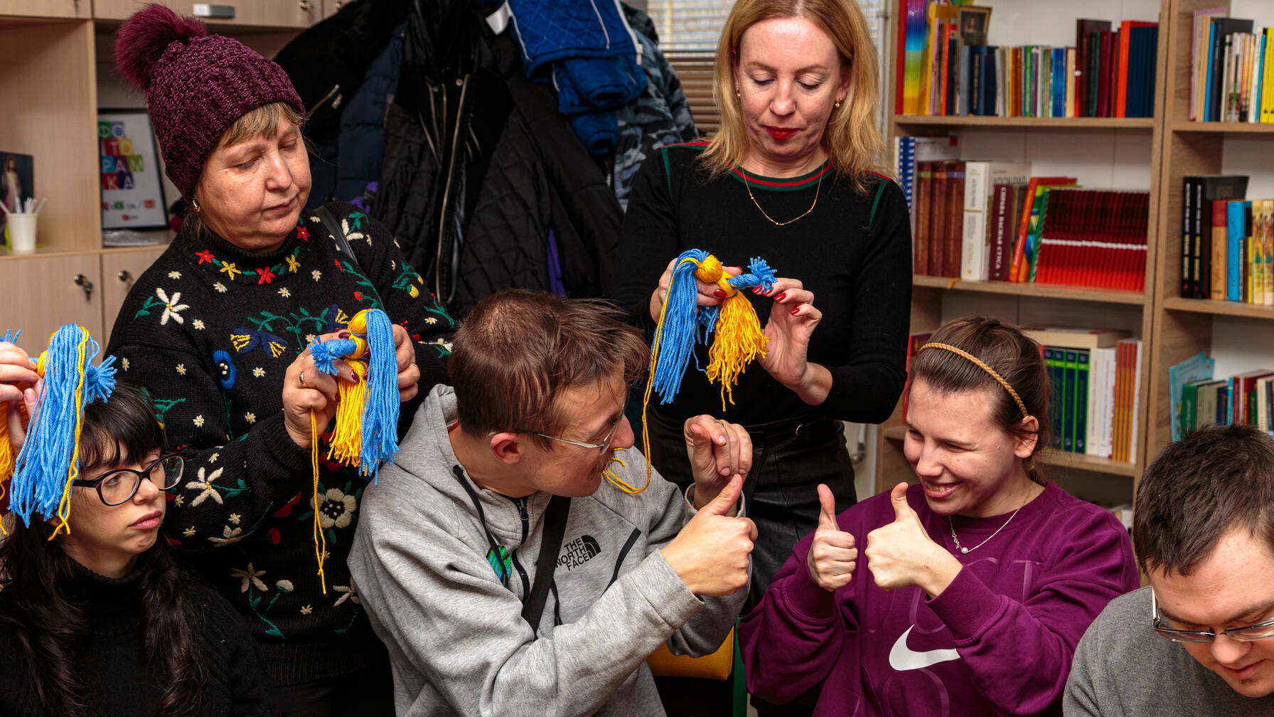 Im Caritas-Zentrum in Kryvyi Rih wird für Ablenkung gesorgt. Die Frauen tauschen sich aus und basteln mit ihren Kindern mit Beeinträchtigung Puppen in den ukrainischen Farben.