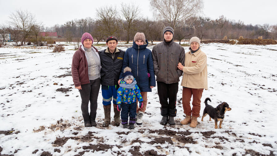 Olena (tout à droite) et sa famille ont fui leur région en guerre en Ukraine. Avec le soutien de Caritas, ils se construisent une nouvelle vie.