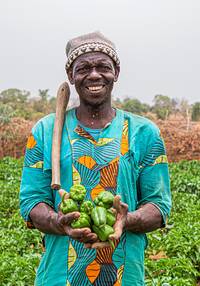Modeste Traoré au Mali était autrefois pêcheur. Il est devenu agriculteur suite à l’assèchement progressif du lac Wegnia provoqué par le changement climatique. Grâce à des méthodes agricoles durables et économes en ressources et à l'utilisation d'engrais biologiques, ses récoltes sont suffisantes pour nourrir sa famille. 