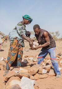 La construction de diguettes permet de retenir l’eau de pluie, conserver l’humidité des sols et enrichir les champs. Paysans du Plateau Dogon au Mali. Mali, 2020.