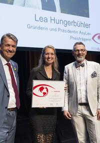 Laudatore Alec von Graffenried, sindaco di Berna, Lea Hungerbühler e Peter Lack, direttore di Caritas Svizzera.  KKL Lucerna, 10.06.2022.