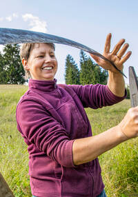 Da 40 anni le famiglie contadine di montagna possono contare sull’aiuto di Caritas Impegno Alpestre. In situazioni d’emergenza e per alleviare il duro lavoro nei mesi estivi Caritas intermedia volontari motivati a sostenerle.