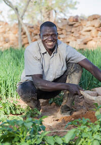 Produttore di ortaggi (scalogno e patate). L’obiettivo è rafforzare la resilienza delle comunità locali e dei piccoli produttori agricoli. Mopti, Mali, 2020.
