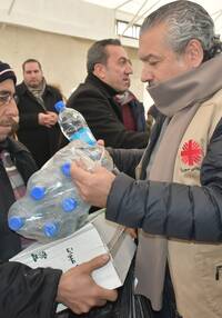 Caritas Syrien verteilt Nahrungsmittel und Trinkwasser.