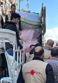 Des collaborateurs de Caritas Syrie transportent des biens de première nécessité.