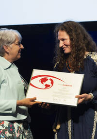 La conseillère fédérale Elisabeth Baume-Schneider remet le Prix Caritas 2023 à Tetiana Stawnychy.
