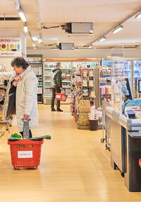 Nei negozi Caritas le persone con un budget limitato possono comprare beni alimentari a prezzi fortemente ribassati.