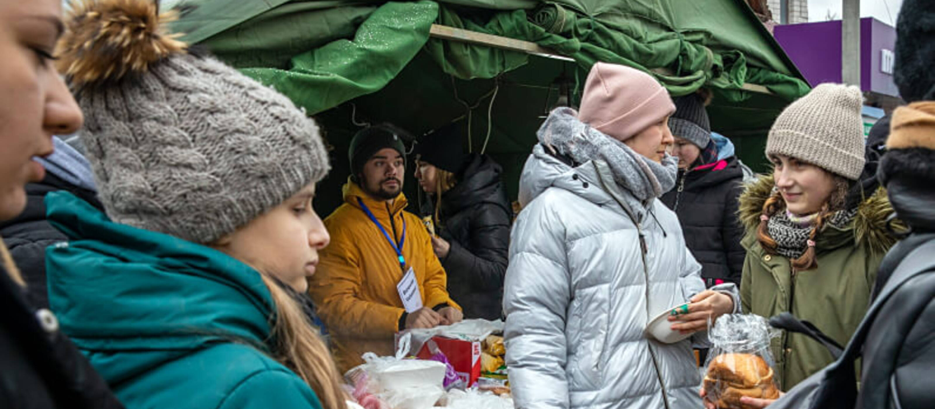 À Palanca, des milliers de réfugiés d’Ukraine traversent la frontière. Des bénévoles moldaves font tout leur possible pour fournir des biens de première nécessité aux arrivants.