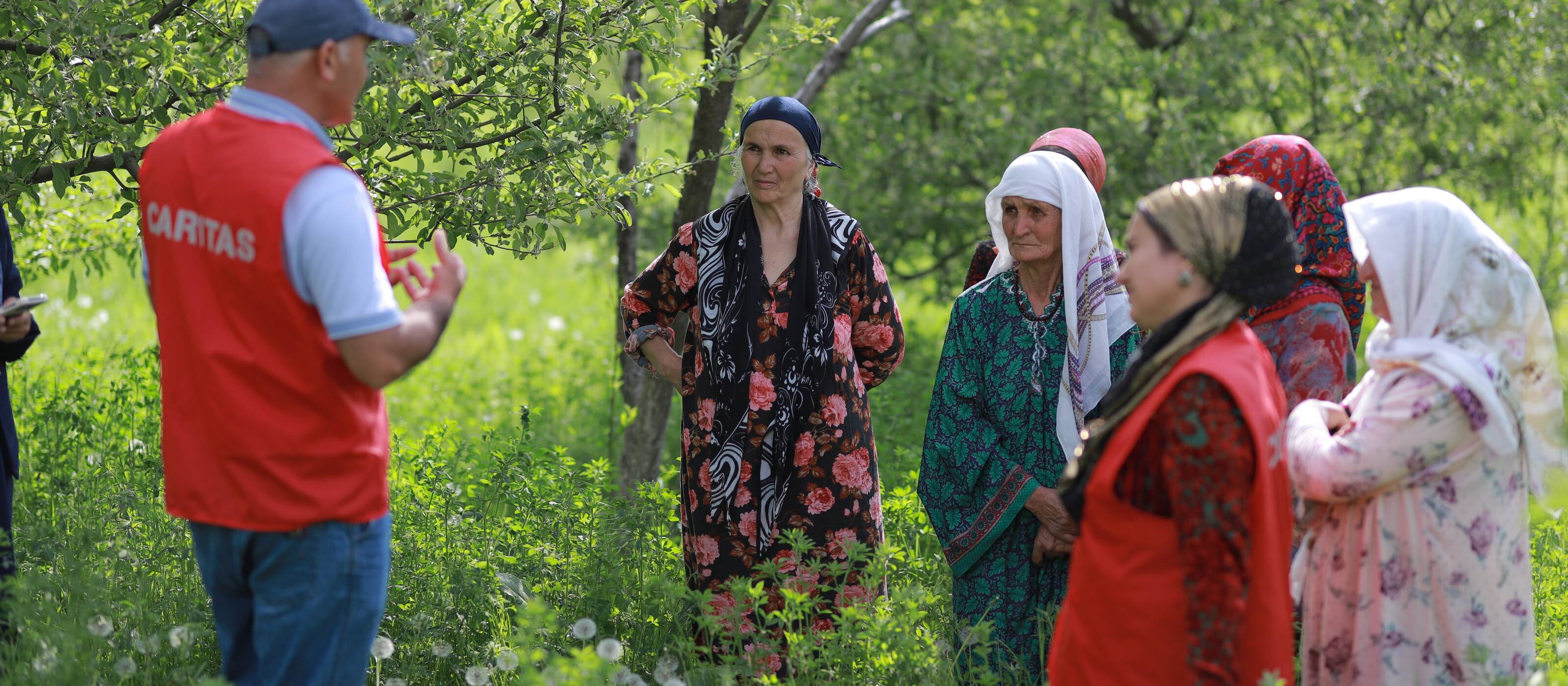 Female farmers of an agricultural production group. After a short period of support, these groups often produce more efficiently than their male colleagues. The introduction of ground temperature measurements went without any problems.