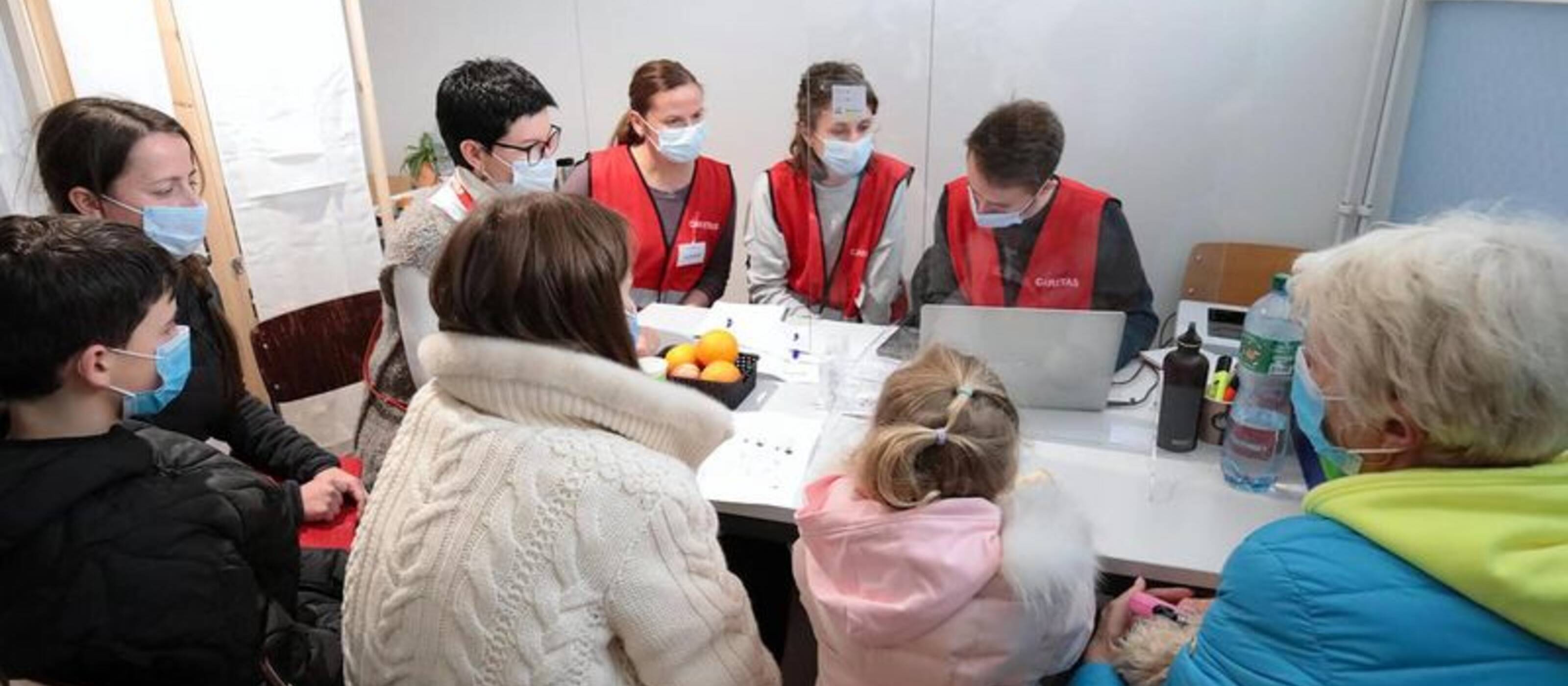 Mitarbeitende der Caritas Schweiz registrieren im Bundeszentrum Boudry eine Gruppe von ukrainischen Flüchtlingen, die den Schutzstatus S beantragen.