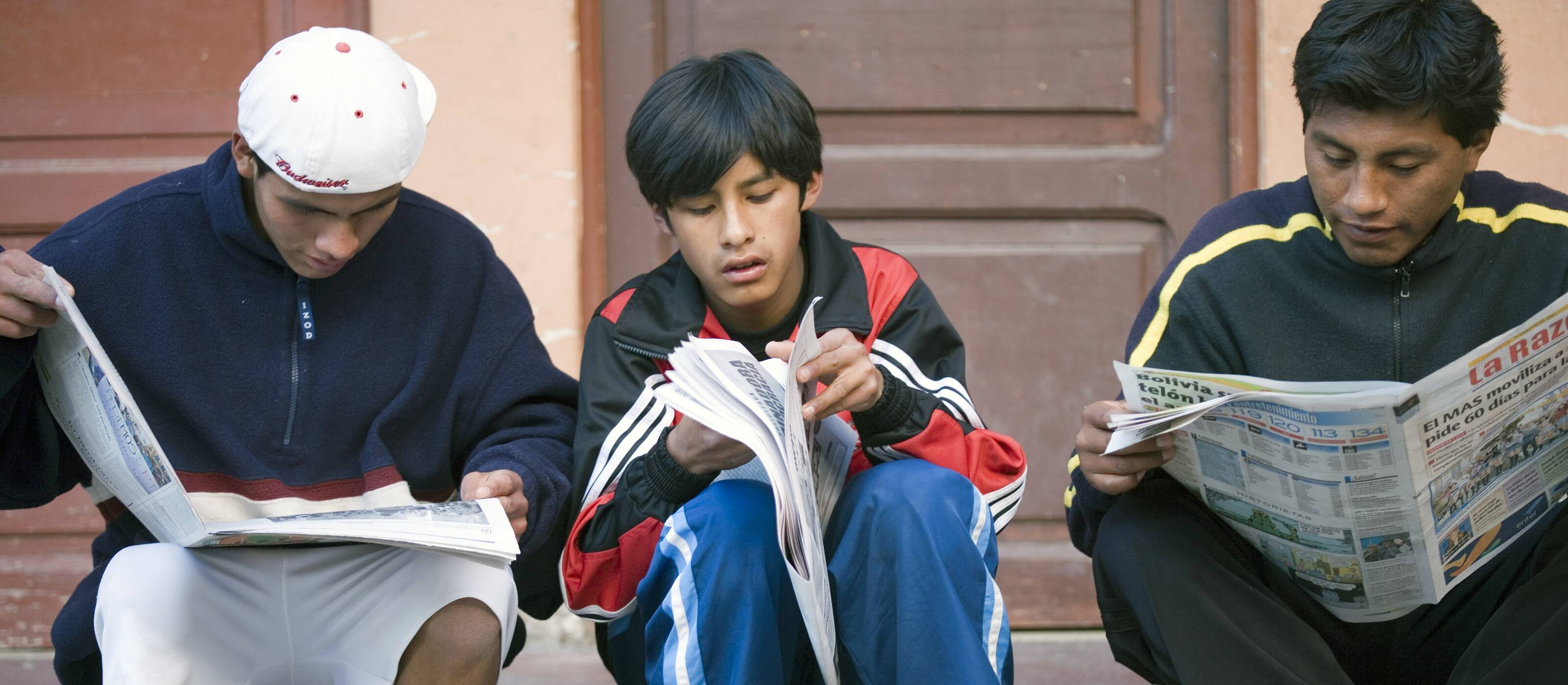 Young people read the newspaper 