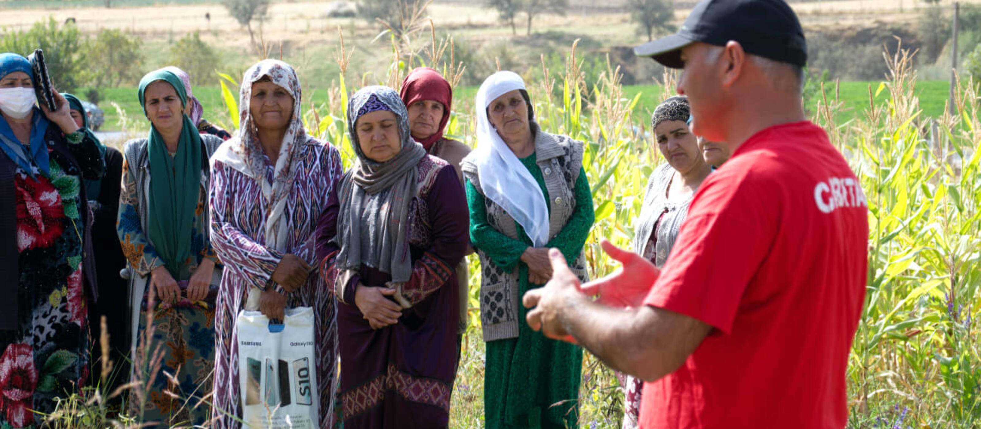 Bakhtiyor enseigne aux femmes l'agriculture durable.
