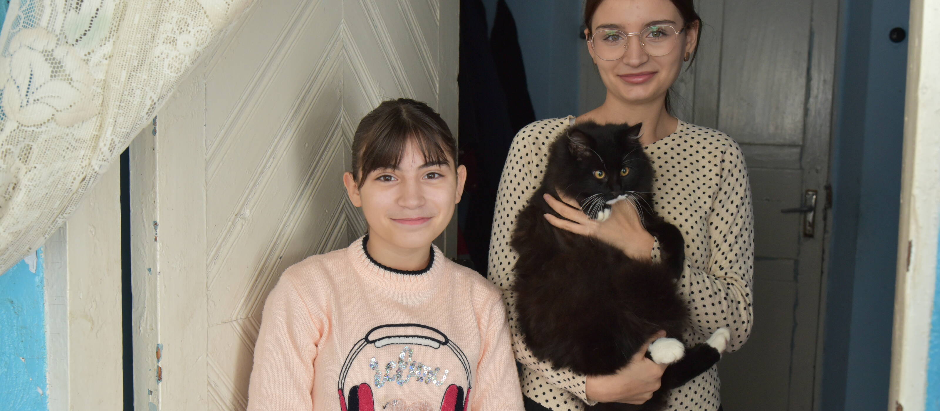 Masha e Dasha con il loro gatto