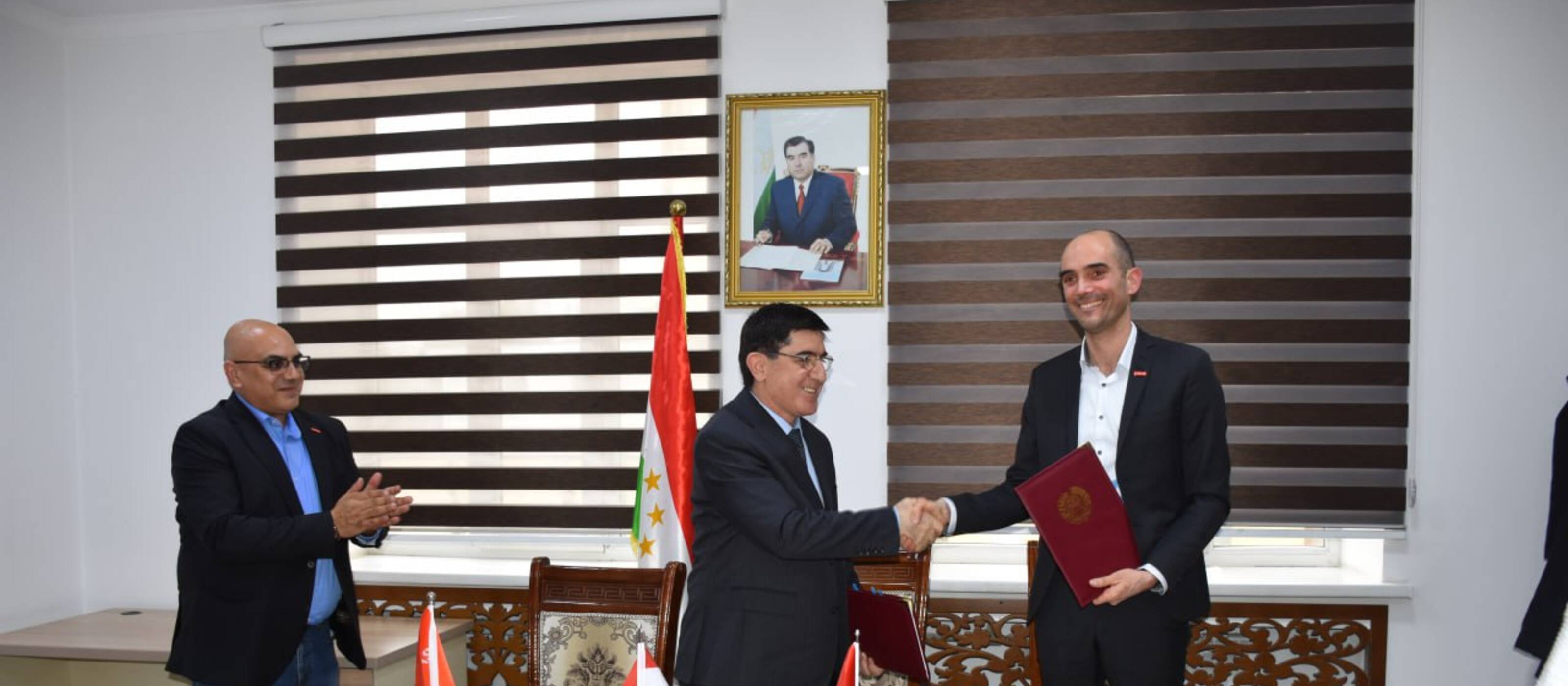 Signature de l'accord de coopération entre Tajik Hydromet et Caritas Suisse dans le domaine des services météorologiques et climatiques