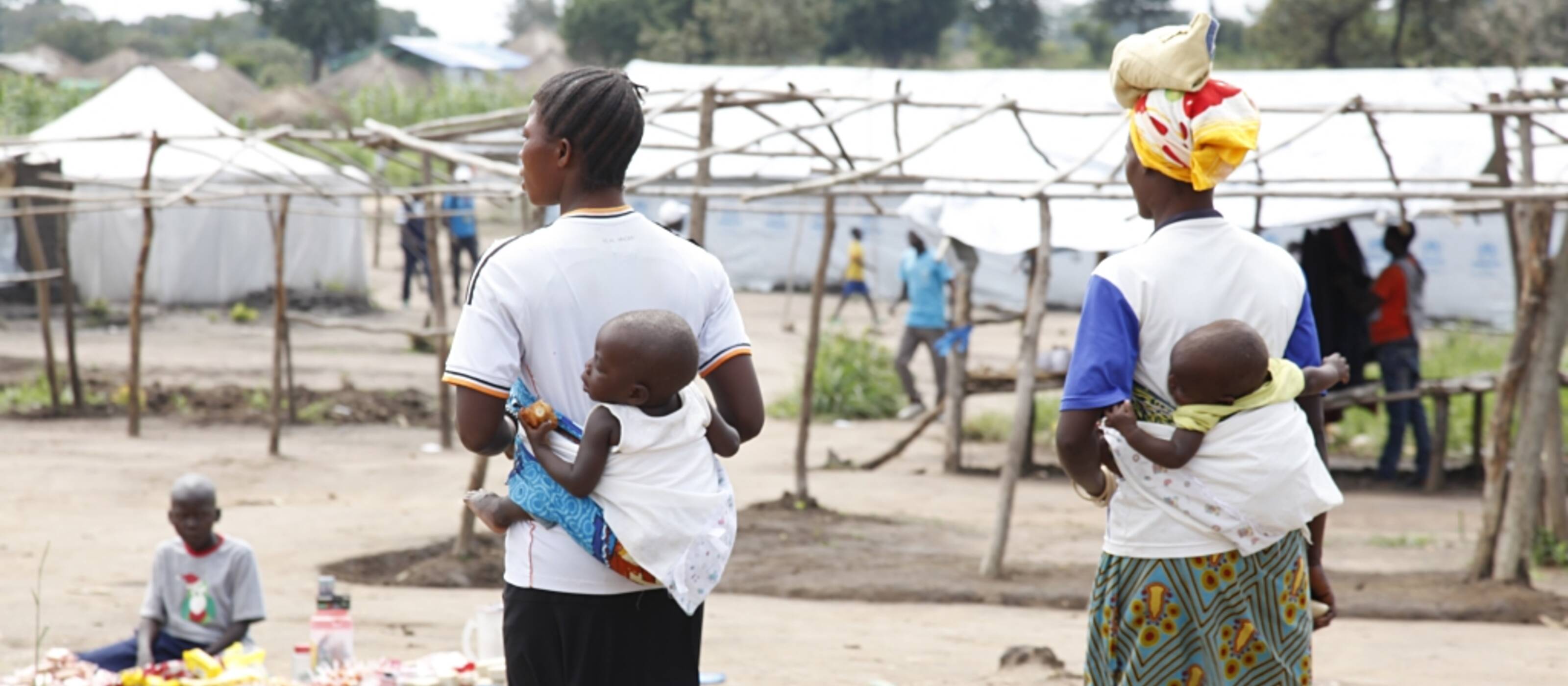 Zwei Frauen mit ihren Kindern in einem Flüchtlingslager in Zentralafrika