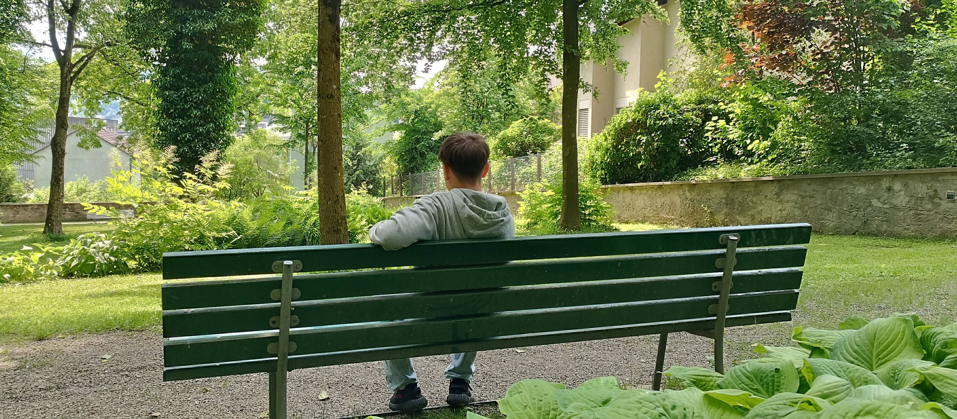 Image symbolique d'un jeune dans un parc.