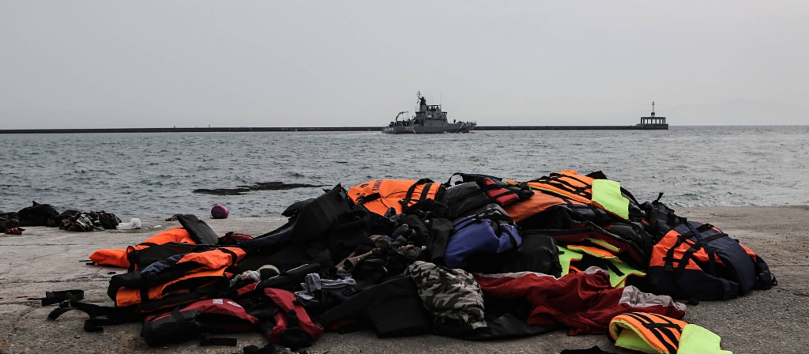 Immagine simbolo di giubbotti di salvataggio usati sulle coste della Grecia.