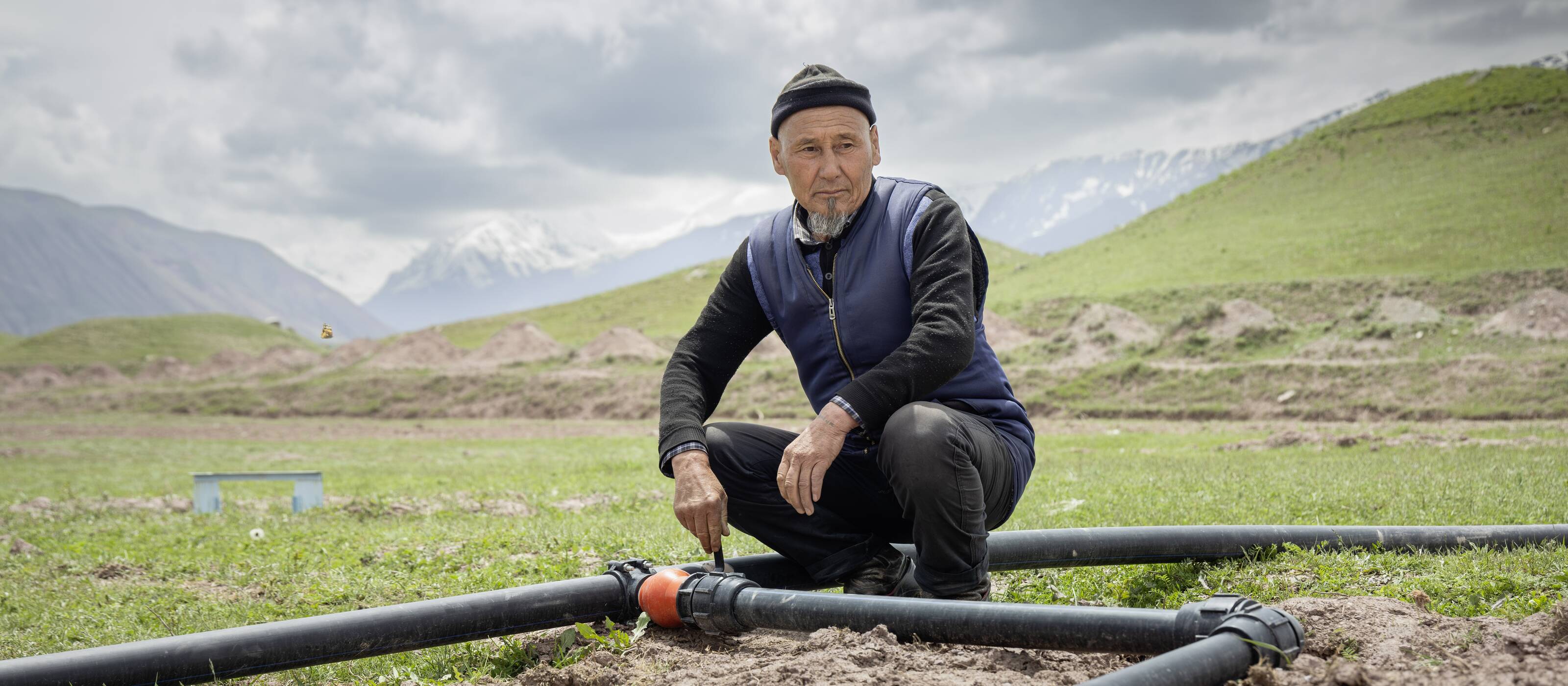 Shokirjon Shamirov, agriculteur, bénéficie de nouvelles méthodes d’irrigation sur les champs pilotes.