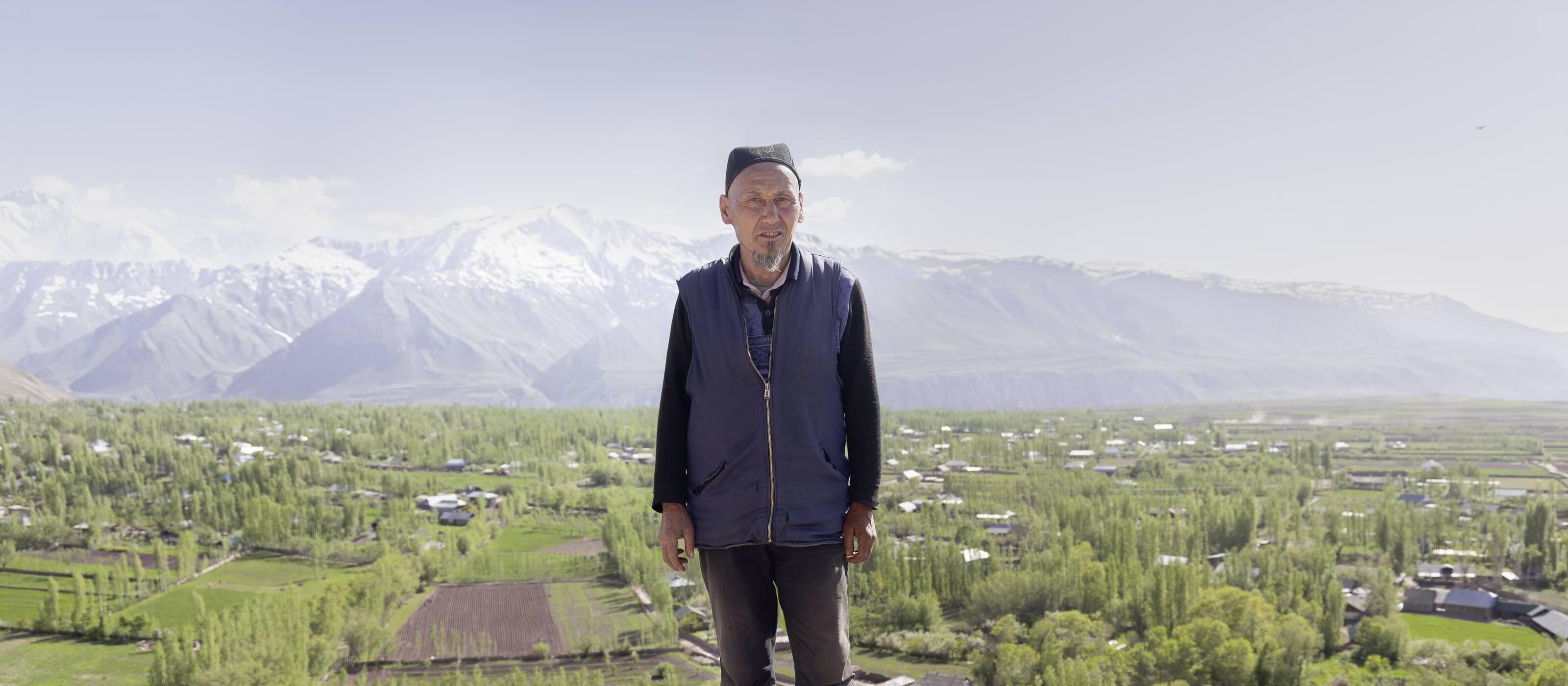 Shokirjon Shamirov su un promontorio davanti a Shirinob, il villaggio del Tagikistan in cui vive.