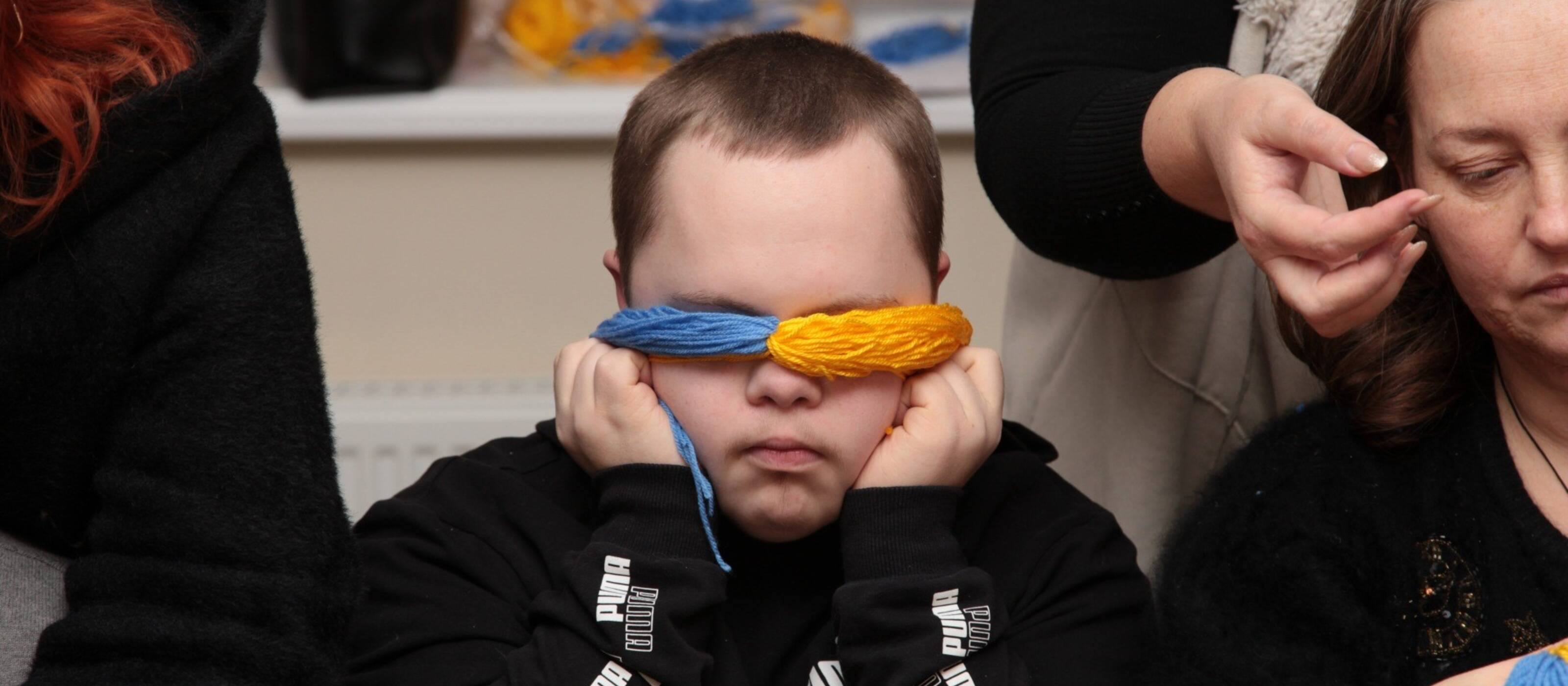 Des mères et leurs enfants en situation de handicap se rencontrent au centre Caritas de Kryvyï Rih. Elles aiment échanger et confectionner ensemble des poupées aux couleurs ukrainiennes. Ce garçon est particulièrement créatif.