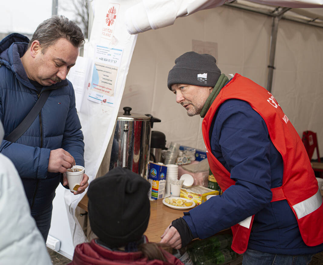 Molti ucraini sono fuggiti nei Paesi circostanti, soprattutto nei primi mesi della guerra. Caritas Polonia aiuta i profughi che si trovano al confine distribuendo loro pasti caldi, consulenza e assistenza e beni di prima necessità.