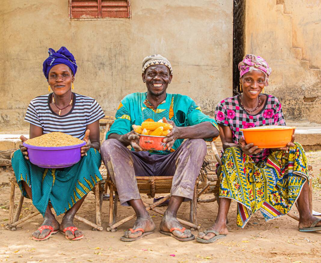 deux paysannes et un paysan dans le village de Wegnia au Mali.